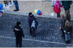 Copii curiosi sa vada militari si masini de armata