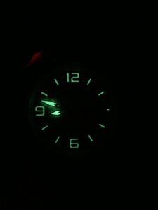 ceas iluminat cu ajutorul acelor suflate cu fosfor