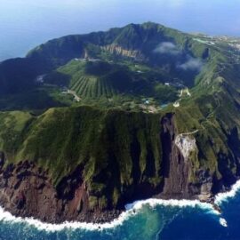 Cel mai captivant loc de pe planetă: Aogashima, orasul din interiorul vulcanului