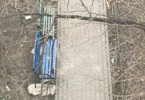 Bancile din fata blocurilor din Vaslui sunt folosite mai degraba de betivi si "boschetari", decat de locatari