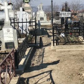La cimitirul „Eternitatea” din Vaslui se construiesc morminte „alandala” (Video)