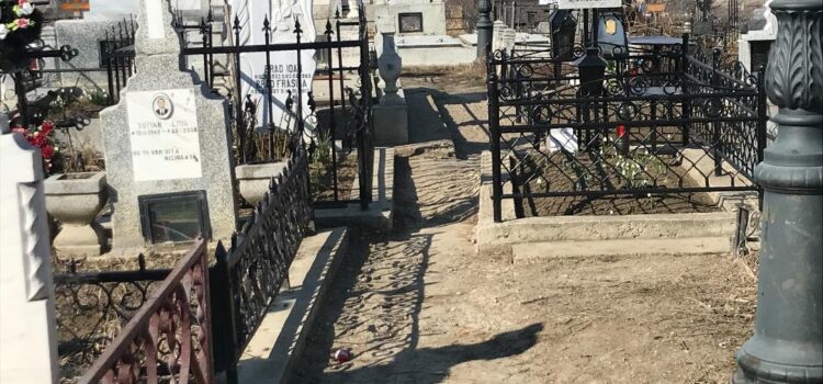 La cimitirul „Eternitatea” din Vaslui se construiesc morminte „alandala” (Video)