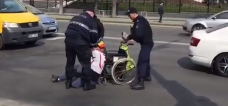 Accidentl! Un bărbat în cărucior cu rotile, lovit mortal de o mașină!