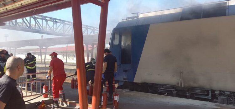 Locomotiva trenului IR 1830 Galați–Cluj Napoca a luat foc dimineata in timp ce stationa la Vaslui
