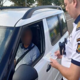 Inconştienţă la volan! Un barbat in varsta de 37 de ani din R. Moldova a incercat sa treaca vama Albita cu un permis fals