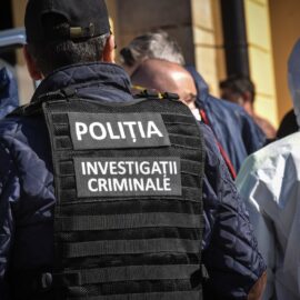 Politistii din Murgeni au retinut doi barbati banuiti de savarsirea infractiunii de violenta in familie.