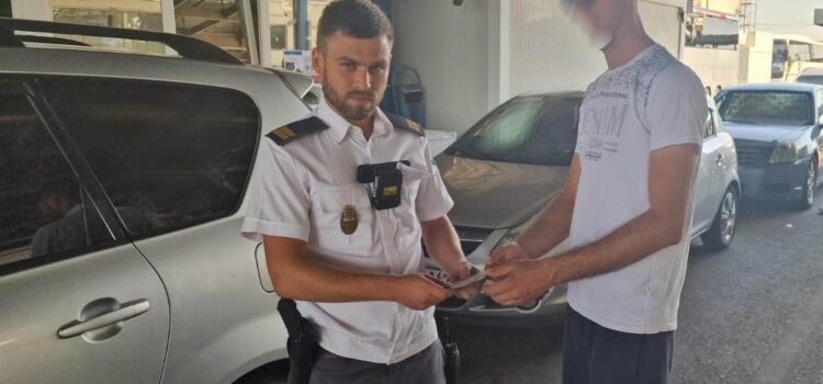 Cetăţean din R. Moldova cercetat penal pentru o carte de identitate falsă descoperită asupra lui